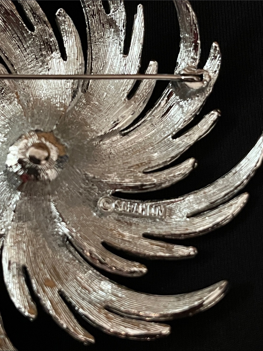 Sarah Coventry "Pinwheel" brooch. 3”.  1960s, silver-tone, faux pearl center - Picture 3 of 5